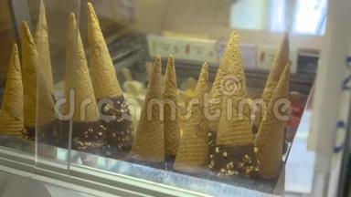 意大利grom商店的华夫饼冰淇淋甜筒
